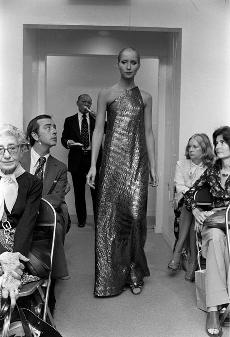 Halston Fashion, Roy Halston, Iconic Fashion Moments, Halston Vintage, Halston Dress, Bianca Jagger, Fashion 70s, Liza Minnelli, Lauren Hutton