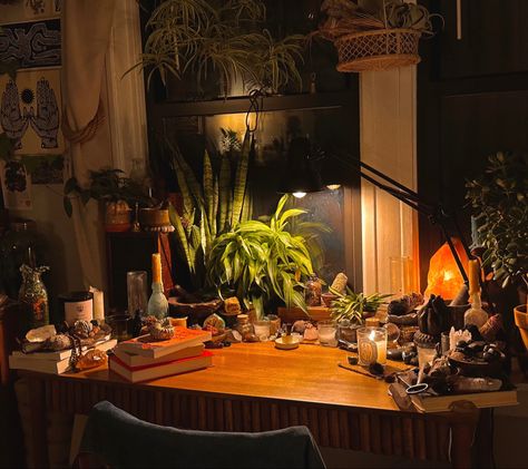 70s Houseplants, Witchy Maximalism, Vintage Room Ideas 70s, Goblincore Desk, 70s Maximalism, Goblincore Aesthetic Room, Aesthetic Maximalism, Witchy Desk, 70s Desk