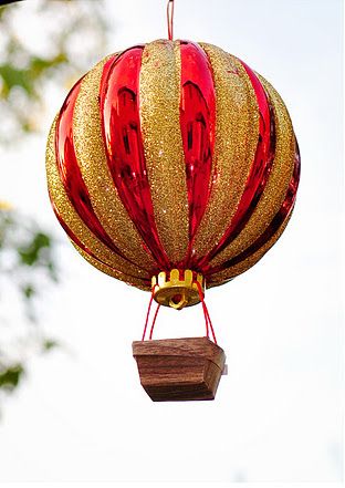 add a small basket to an ordinary christmas tree ornament. Easy hot air balloon decorations! Make A Hot Air Balloon, Diy Hot Air Balloon, Hot Air Balloon Ornament, Hot Air Balloon Craft, Diy Hot Air Balloons, Steampunk Christmas, Balloon Crafts, Holiday Craft, Ornament Tutorial