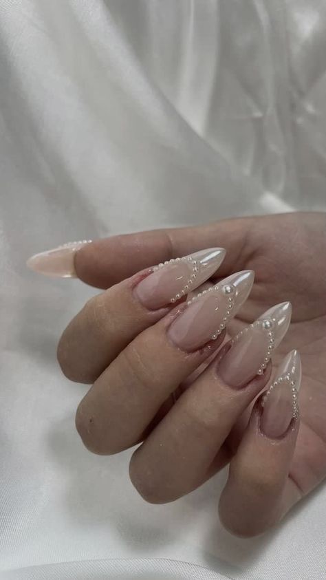 #pearl #haileybieber #nailsart #nailsofinstagram #nailartideas #naildesign Glitter Nails With Pearls, Valentines Nails Pearls, Winter Pearl Nails, Pearl Winter Nails, Pearl Themed Nails, Acrylic Nails With Pearl Stones, White Pearl Nails Design, Nail Pearl Design, Chrome Nails With Pearls