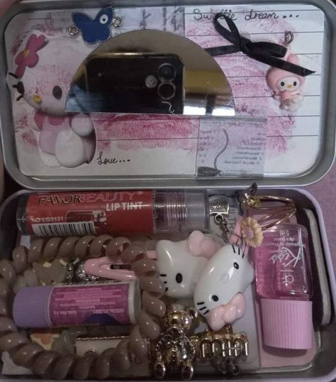 Diy Altoids Wallet, Hello Kitty Car Accessories, Wallet Inspiration, Mint Tin Crafts, Hello Kitty Car, Altoids Tins, School Bag Essentials, Wallet Craft, Hello Kitty Rooms