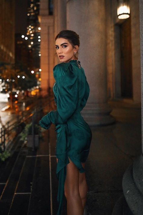 The 4 Colors That Look Good on Literally Everyone Dresses For New Year, Semi Formal Mujer, Green Dress Outfit, Dark Green Dress, Blogger Street Style, New Years Outfit, Green Shades, New Years Eve Dresses, Eve Dresses