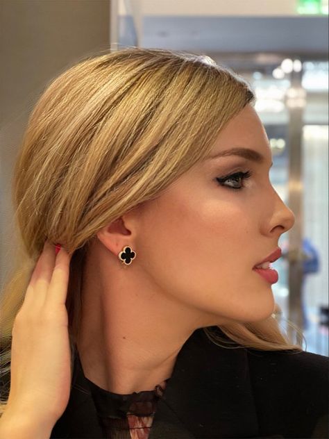 Van Cleef Earrings, Van Cleef And Arpels Jewelry, Van Cleef And Arpels, Body Skin Care Routine, Women's Jewelry And Accessories, Black Earrings, Van Cleef, Dream Jewelry, Cute Fits