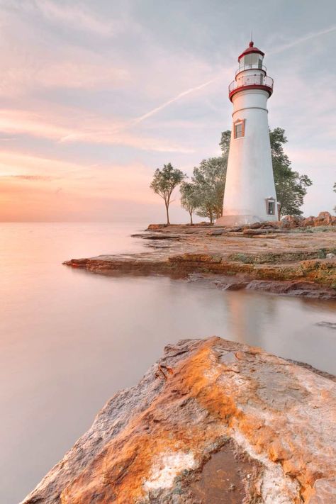 14 Best Things To Do Around Lake Erie, USA Lake Erie Lighthouses, Lake Erie Vacation, Lake Erie Pennsylvania, Lake Erie Ohio, Ornament Inspiration, Water Scenery, Marblehead Lighthouse, Kelleys Island, Presque Isle State Park