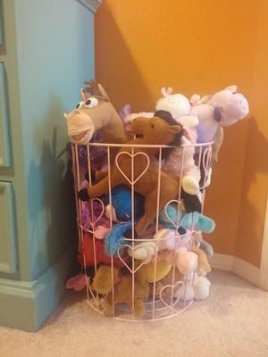 Stuffed animal storage and organization ideas - A girl and a glue gun Stuffed Animal Storage Diy, Stuffed Toy Storage, Diy Wire Basket, Storing Stuffed Animals, Toy Storage Ideas, Childrens Toy Storage, Animal Baby Room, Creative Organization, Girls Rooms