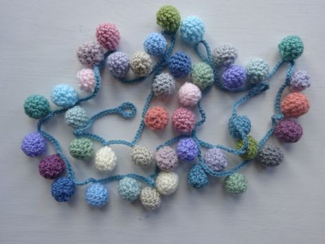 Little crochet balls garland Crochet Ball Garland, Crochet Christmas Garland, Winter Garland, Bobble Crochet, Crochet Garland, Crochet Ball, Valentines Patterns, Valentines Crochet, Crochet Mittens