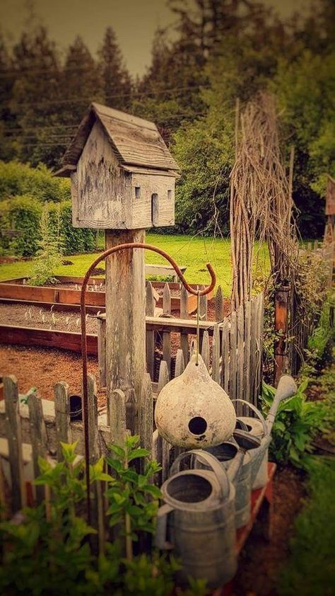 Nice primitively style. I love the watering cans. Primitive Garden Ideas, Greenhouse Decor, Garden Sayings, Primitive Gardens, Memory Garden, Garden Rustic, Country Things, Country Gardens, Potager Garden