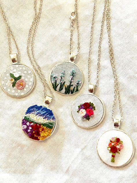 Embroidery Machine Jewelry, Hand Embroidered Earrings, Tiny Embroidery Ideas, Knotted Necklace Diy, Diy Embroidery Hoop Stand, Embroidered Necklaces, Diy Embroidery Thread, Embroidered Keychains, Tiny Embroidery