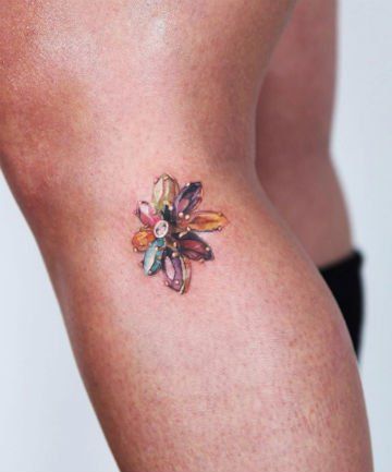 Gemstone Flower Brooch Tato Minimal, Gem Tattoo, Jewel Tattoo, Knee Tattoo, Jewelry Tattoo, Family Tattoos, Great Tattoos, Nature Tattoos, Ankle Tattoo