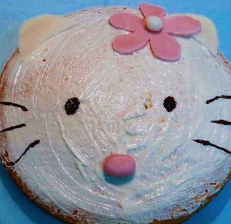 Gateau Hello Kitty, Aesthetics Cake, Bolo Da Hello Kitty, Hello Kitty Funny, Hello Kitty Birthday Theme, Hello Kitty Birthday Cake, Ugly Cakes, Vintage Birthday Cakes, Kitty Cake