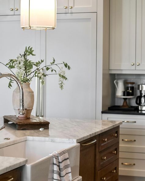 Currently dreaming of spring, and a clean house 🤣 just me?! I mixed metals in my kitchen, I used a combination of Polished Nickel and Aged Brass. How do you feel about mixing metals in a space? ✨Kitchen details to SAVE and SHARE✨ Cabinets- Benjamin Moore Ballet White Hardware @rejuvenation (aged brass) Island - custom stain on white oak Countertops - Honed Shadow Storm marble and Leathered Absolute black granite Sink @signaturehw Faucet @rohl (polished nickel) Range @ilve_official Pot fi... Polished Nickel Kitchen Hardware, Shadow Storm Marble, Mixed Metal Kitchen, Nickel Kitchen Hardware, Benjamin Moore Ballet White, Mixed Metals Kitchen, Stain On White Oak, Polished Nickel Kitchen, Black Granite Sink