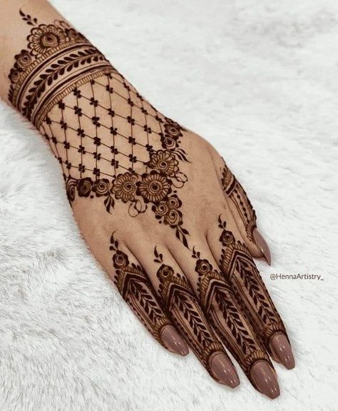 Chic Mehendi Designs, Mehandi Design Simple, Henna Design Ideas, Indian Henna Designs, Pretty Henna, Simple Mehndi Design, Mehndi Dresses, Blessed Wednesday, Eid Mehndi Designs