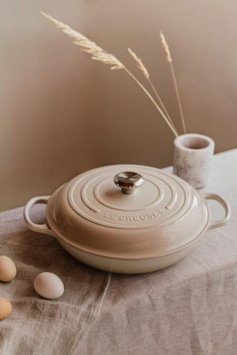 New Colourways From Le Creuset: Meringue and Flint #VISIDecor #kitchenaccessories #cookware #kitchen #decor Le Creuset Meringue, Le Crueset, Le Creuset Kitchen, Le Creuset Cast Iron, Le Creuset Cookware, Yummy Casseroles, Kitchen Equipment, Kitchen Cookware, Cookware Set