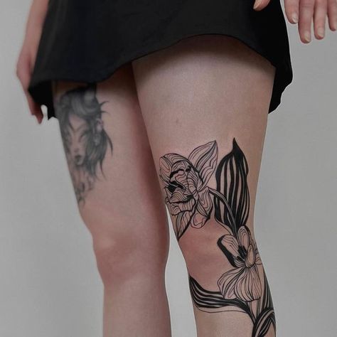 Tattoo Knee Woman, Alocasia Tattoo, Leg Tattoo Designs For Women, Abstract Floral Tattoo, Woodland Tattoos, Side Of Knee Tattoo, Artist Tattoo Ideas, Leg Tattoo Designs, Flower Leg Tattoos