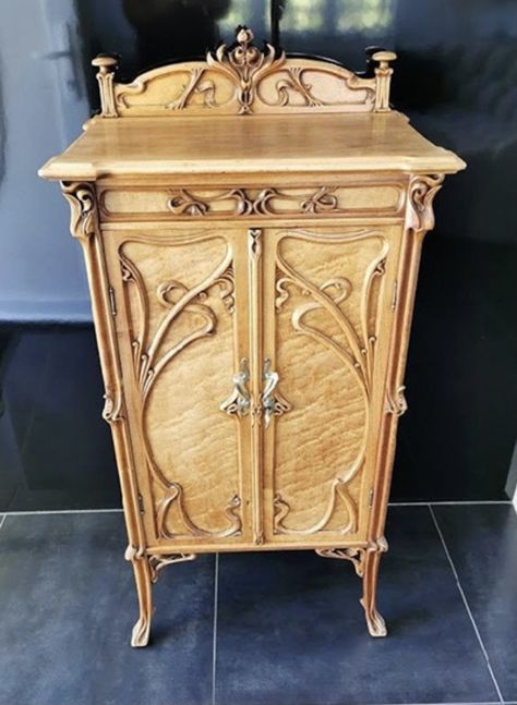 Art Nouveau Dresser, Art Nouveau Cabinet, Art Nouveau Bedroom, Art Nouveau Design Interior, Art Deco Houses, Architecture Art Nouveau, Nouveau Furniture, Art Nouveau Interior, Design Art Nouveau