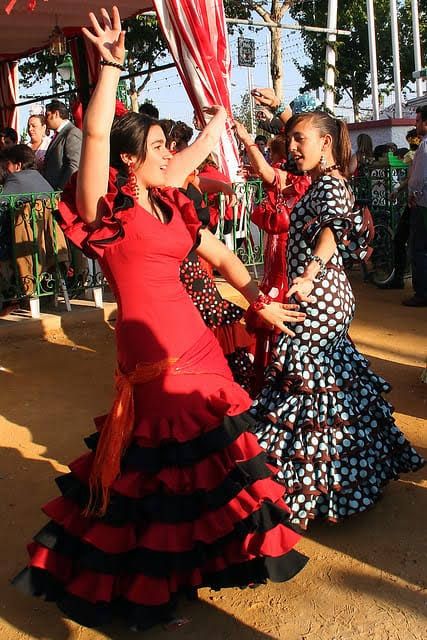 Spaniard Culture, Spain Traditional Clothing, Spanish Traditional Clothing, Spanish Festivals, Traditional Couple, Spanish Costume, Spanish Colors, Spanish Clothing, Spanish People