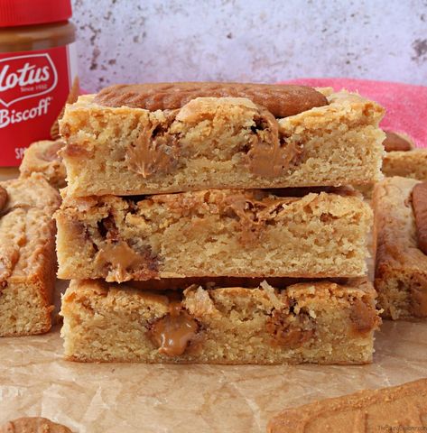 Recipe for Biscoff Blondies - gooey white chocolate blondies swirled with Biscoff spread and topped with Lotus biscuits! #thebakingexplorer #blondierecipe #biscoff #biscoffrecipe #whitechocolateblondies Biscoff Blondies, Biscoff Cookie Recipe, Lotus Biscuits, Biscoff Recipes, Chocolate Blondies, Biscoff Cake, White Chocolate Blondies, Cheesecake Squares, Biscoff Spread