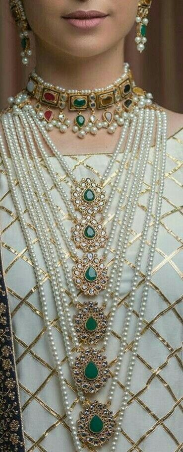 Bridal Makeup Videos, Hyderabadi Jewelry, Closet Design Layout, Pearl Necklace Designs, Polki Necklace, Indian Jewelry Sets, Jewelry Indian, Gold Jewelry Indian, Emerald Jewelry