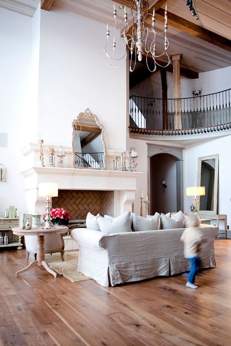 French Country Living Room Decor. Love this shot - those expansive ceilings + that chandelier = love. #kathykuohome Alice Lane Home, House Of Turquoise, A Living Room, Home Fashion, 인테리어 디자인, My Dream Home, Design Interior, Great Rooms, Home Design