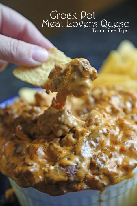 Meat Lovers Crock Pot Queso Dip Recipe! This is the perfect slow cooker appetizer recipe! Beef and bacon plus cheese what more can you ask for! Queso Crockpot, Crock Pot Queso Dip, Slow Cooker Appetizer, Crock Pot Queso, Queso Dip Recipe, Slow Cooker Appetizers, Queso Dip Recipes, Recipe Beef, Queso Dip