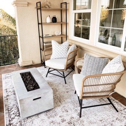 Modern Balcony Furniture, Farmhouse Balcony, Decor Shelf, Home Beach, Apartment Patio, Small Balcony Decor, Coral Flowers, Apartment Balcony Decorating, Styl Boho