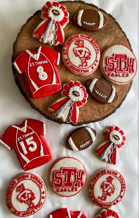 Homecoming cookies for highschool with the mascot and mum High School Cookies Decorated, Homecoming Cookies Decorated, Homecoming Cookies, Homecoming Campaign, Football Cookies, Graduation Party Planning, Sugar Cookie Designs, Cut Out Cookies, Icing Cookies