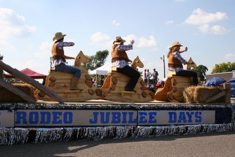 Gold Parade Float Ideas, Cowboy Float Parade, Cowboy Christmas Float Ideas, Rodeo Parade Float Ideas, Western Float Ideas, Wild West Parade Float Ideas, Western Parade Float, Ffa Float Ideas For Parade, Christmas Parade Truck Ideas