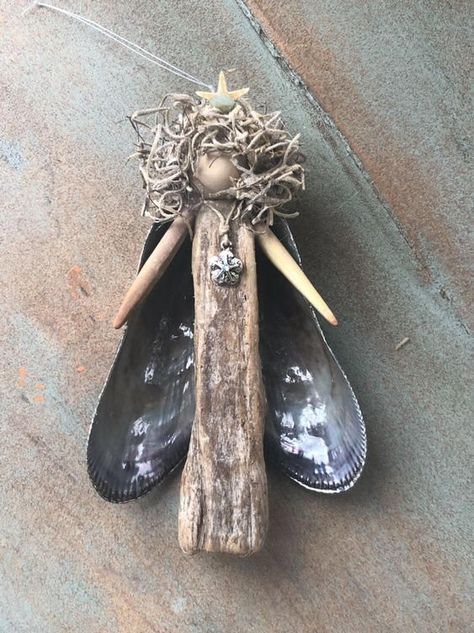 Sea Angel, Driftwood Art Diy, Art Coquillage, Oyster Shell Crafts, Driftwood Projects, Mussel Shell, Shell Crafts Diy, Angel Crafts, Driftwood Crafts