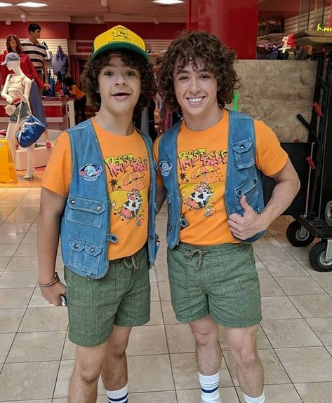 Stranger Things on Instagram: “Dustin and his stunt double!” Dustin Stranger Things Costume, Disfraces Stranger Things, Peter Lik, Stranger Things Costume, Stranger Things Halloween, Stranger Things Dustin, Nook Decor, Shelf Decoration, Stunt Doubles