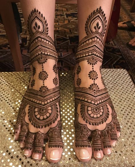 Bridal Feet Mehndi, Feet Mehndi Designs, Latest Mehndi Designs Wedding, Leg Mehendi Design, Wedding Henna Designs, Feet Mehndi, Leg Mehndi, Tato Henna, New Bridal Mehndi Designs