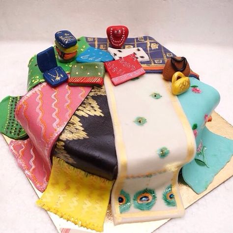 Collection of sarees on a cake for a mom from her daughter! Birthday Cake For Daughter From Mom, Cake For Mothers Birthday Mom, Saree Cake Design, Mom Theme Cake, Cake For Foodie Theme, Saree Theme Cake, Mom Birthday Cakes, Cake Designs For Mom Birthday, Birthday Cake For Mom Unique