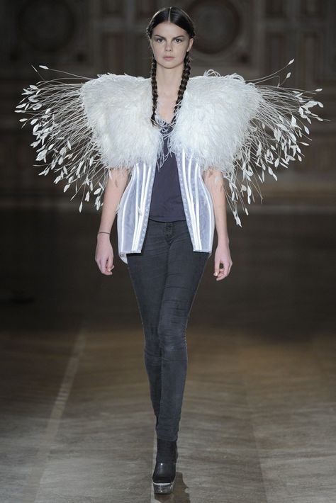 Serkan Cura Spring 2013 Couture Feather Inspired Fashion, Bird Inspired Dress, Bird Inspired Fashion, Sculptural Fashion Wearable Art, Feather Clothing, Bird Fashion, Shoulder Piece, Feather Fashion, Sculptural Fashion