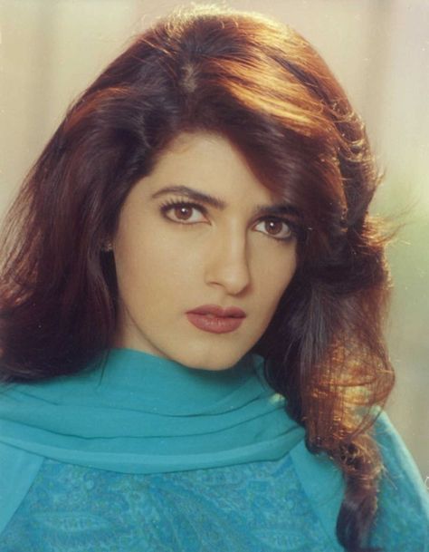 Old Bollywood Actress, 90s Bollywood Actress, Bollywood Designer Sarees, Twinkle Khanna, Bollywood Pictures, Indian Natural Beauty, Vintage Bollywood, Movie Stills, Beautiful Smile Women