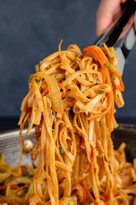 Take the classic Vegetable Lo Mein to the next level with this Vegan Beef Lo Mein recipe! It's quick and easy, yet bursting with savory, umami-rich flavor. Perfect for busy weeknights or when you're simply craving a takeout-inspired dish! #vegan #chinesefood #noodles #lomein #takeout #sweetsimplevegan #recipe Veggie Lo Mein Recipe, Vegan Lo Mein, Easy Lo Mein, Beef Lo Mein Recipe, Beef Lo Mein, Vegan Noodles Recipes, Veggie Lo Mein, Lo Mein Recipe, Vegetable Lo Mein