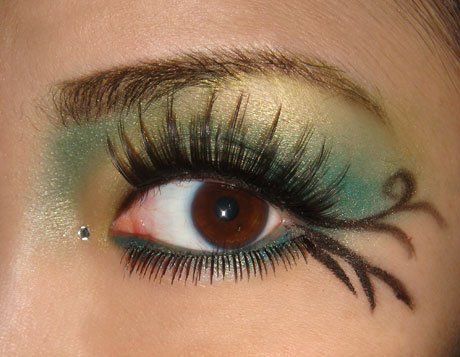 Fairy makeup with very long false lashes, eyeliner and some green and yellow eye shadow. Green Fairy Makeup, Fairy Tale Makeup, Faerie Makeup, Fairy Eye Makeup, Huntress Costume, Woodland Fairy Costume, Fairy Make-up, Fairy Costume Ideas, Mother Nature Costume