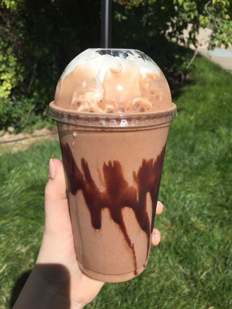 iced coffee Blended Iced Coffee, Mini Cafeteria, African Recipes Nigerian Food, Chill Drinks, Lobster Recipes, Nigerian Food, Food Drinks Dessert, Delicious Snacks Recipes, Food Videos Cooking