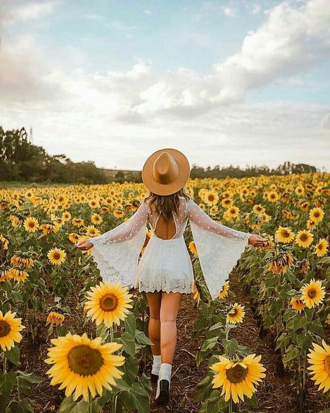 Sunflower Field Photography, Sunflower Field Pictures, Sunflower Patch, Wildflower Photo, Sunflower Photography, Senior Photography Poses, Sunflower Photo, Summer Picture Poses, Flower Photoshoot