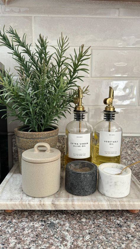 Kitchen Countertop Decor, Kitchen Decor Inspiration, Kitchen Tray, Countertop Decor, Kitchen Decor Apartment, Tray Styling, Olive Oil Dispenser, Kitchen Counter Decor, Counter Decor