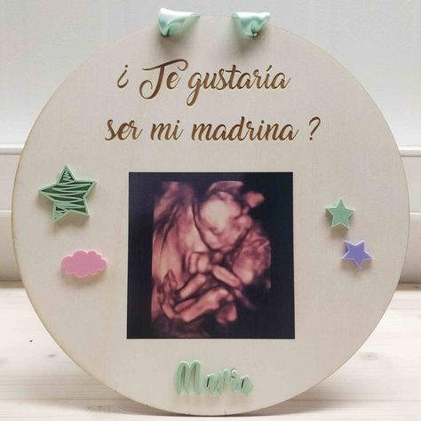 Placa de madera contrachapada personalizada para regalar a las futuras madrinas. Incluimos una fotografía del peque o de una ecografía y el nombre de la persona que la va a recibir. Regalo perfecto para madirnas. Persona, Baby Shower, Shower, Frame