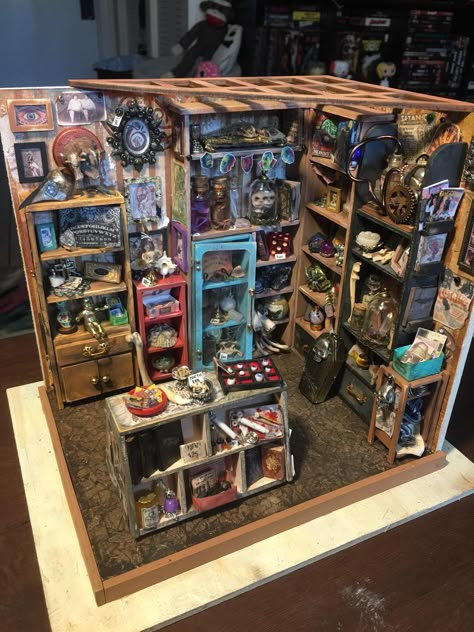 Sams Study, Rolife Miniature, Oddity Shop, Miniature Apothecary, Oddities Shop, Diorama Diy, Room Box Miniatures, Miniature Diorama, Haunted Dollhouse