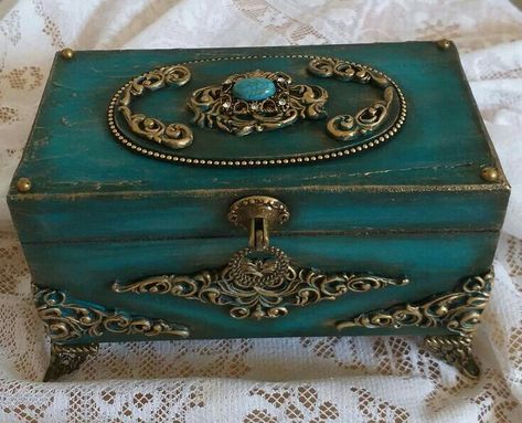 Wooden Box Crafts, Jewelry Box Makeover, Painted Wooden Boxes, Mixed Media Art Canvas, Decoupage Diy, Jewelry Box Diy, Antique Jewelry Box, Decoupage Box, Decoupage Art