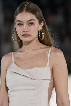 Gigi Hadid Wallpaper, Model Runaway, Melena Bob, Maybelline Falsies, Celebrity Skin Care, Hollaback Girl, Edie Campbell, Birthday Makeup, Celebrity Workout