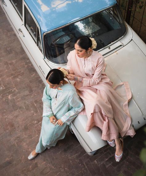 Girls Roadtrip, Zara Shahjahan, Desi Love, Vintage Photoshoot, Desi Fashion Casual, Indian Photoshoot, Saree Photoshoot, Fashion Photography Inspiration, Indian Aesthetic