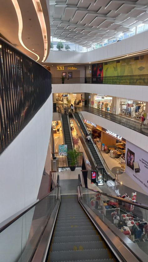 Shoping Mall Snapchat Story, Pap Shopping, Greed Aesthetic, Hd Cover Photos, Shopping Mall Interior, New York Shopping, Mobil Mustang, Audi Interior, Usa House