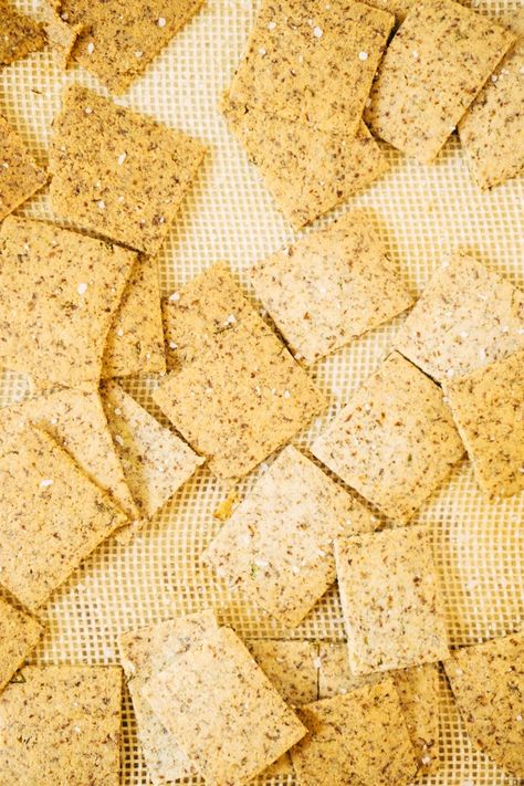 A mixture of almond flour, ground flax seeds, and eggs are combined to create the crispiest cracker! Fresh rosemary and sea salt is added for flavor, but f... Chia Seed Crackers, Gluten Free Cracker Recipe, Seed Crackers Recipe, Parmesan Crackers, Rosemary Sea Salt, Salt Crackers, Healthy Crackers, Seed Crackers, Crispy Crackers