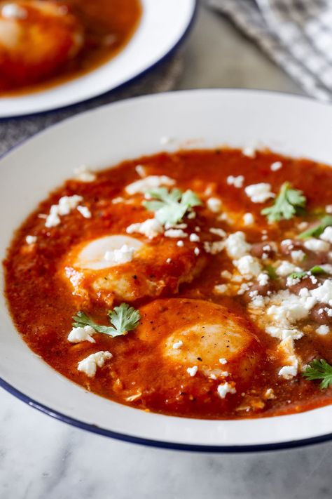 Huevos ahogados means "drowned eggs" in English, it refers to a tasty dish made of poached eggs in a hearty sauce, a sort of mexican shakshuka recipe! Serve for breakfast, brunch, or even dinner with a side of rice, toasted bread, or tortillas. Eggs And Tomato Sauce, Mexican Egg Dishes, Mexican Breakfast Recipes Authentic, Enchilada Eggs, Mexican Shakshuka, Retreat Recipes, Poached Eggs Recipe, Mexican Egg, Mexican Eggs