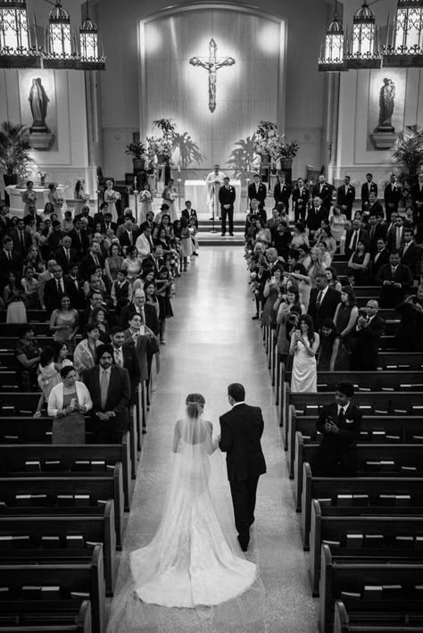 Aisle Pictures Wedding, Wedding Ideas Catholic, Church Wedding Pictures, Hollywood Vintage Wedding, Catholic Wedding Photography, Church Wedding Photography, Church Photography, Hindu Ceremony, Winter Wedding Colors