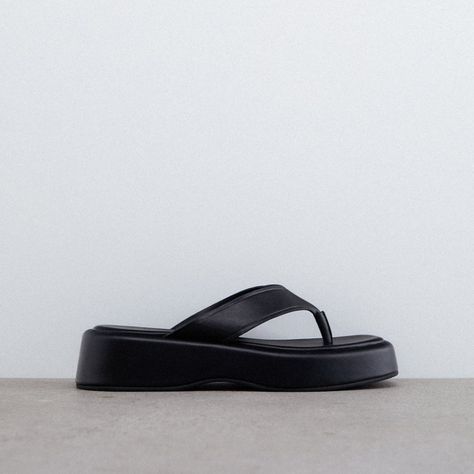 Flat Leather Sandal Black Ref. 1607/910 Black Chunky Sandals, Chunky Black Sandals, Zara Flats, Vacation Shoes, Flatform Sandals, Chunky Sandals, Cute Heels, Leather Sandals Flat, Swag Shoes