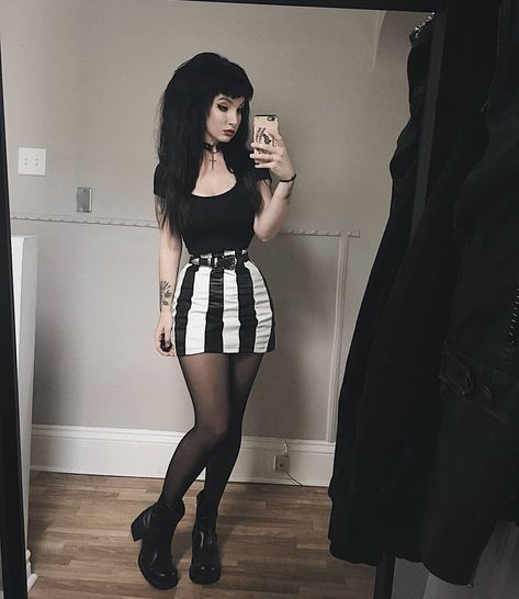 Alternative Fashion ♡ on Instagram: “Outfit inspo via @mirandarightsofficial” Corset Outfit Grunge, Alternative Fashion Indie, Outfits Edgy, Corset Outfit, Alt Outfits, Style Gothic, 90s Fashion Outfits, Instagram Outfits, Indie Outfits