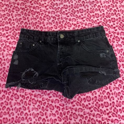 Black low waisted Roxy ripped jean shorts Black Ripped Shorts, Ripped Jean Shorts, Ripped Shorts, Black Jean Shorts, Black Ripped Jeans, Black Jean, Low Waisted, Black Denim Shorts, Ripped Jean